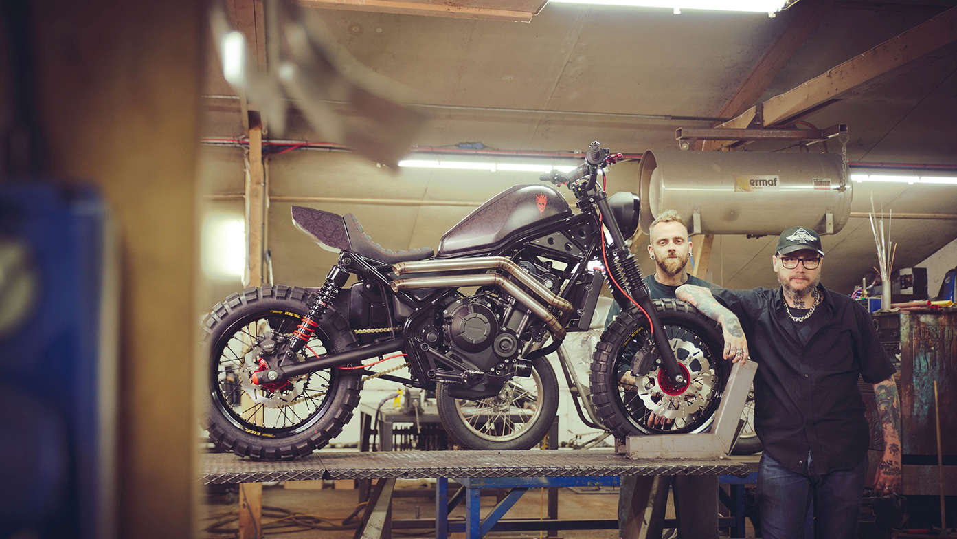 Russ Brown und Dan Gold neben der Custom Honda CMX500 Rebel