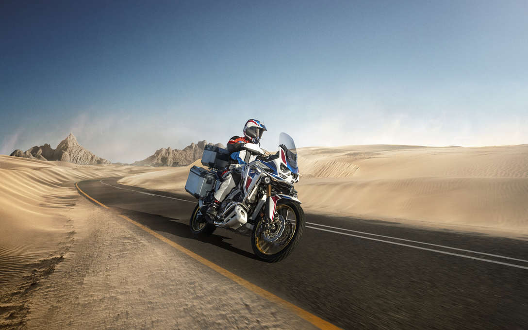 Honda Africa Twin Adventure Sports, 3/4-Frontansicht rechts, auf einer Wüstenstrasse