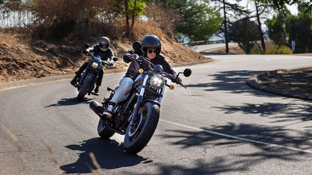 Frontansicht von zwei Honda Motorrädern.