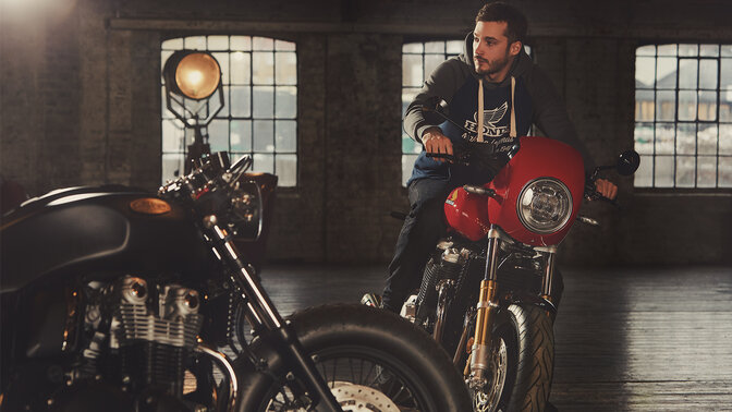 Honda-Bekleidung, Model mit Hoodie auf einem Motorrad