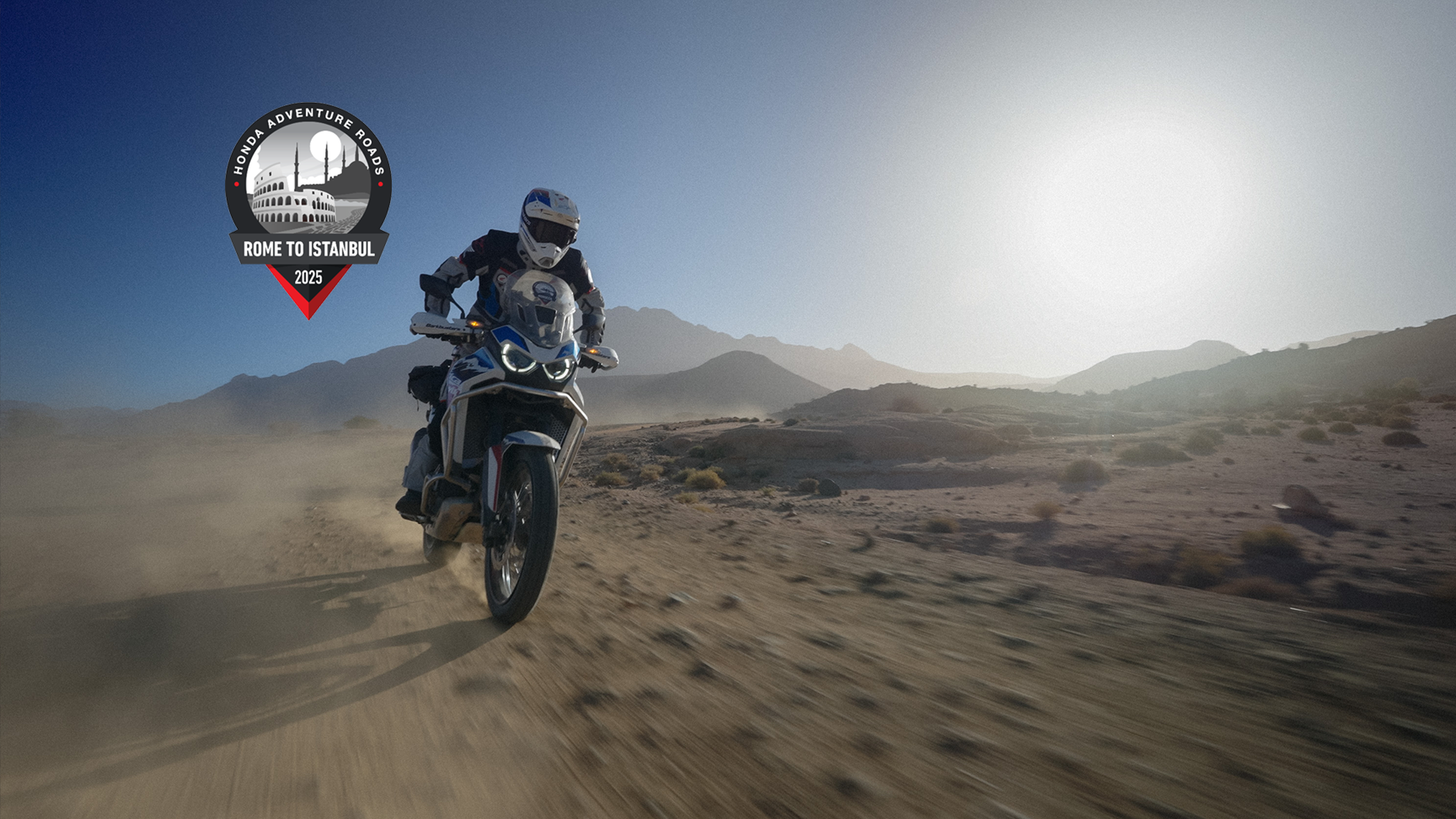 HAR-Fahrer in Marokko in staubigem Gelände.