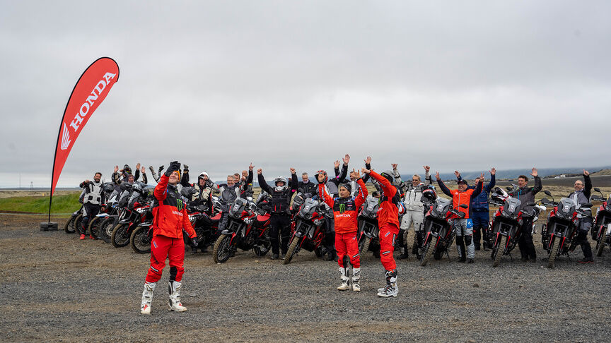 Marokkanische Landschaft mit Honda Adventure Fahrern auf der Straße.