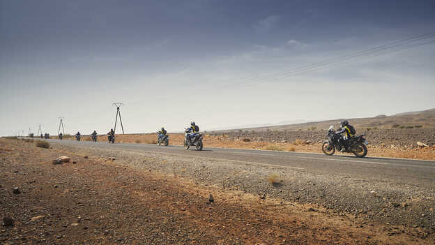 Honda Africa Twin Fahrer auf einer asphaltierten Straße in Marokko.