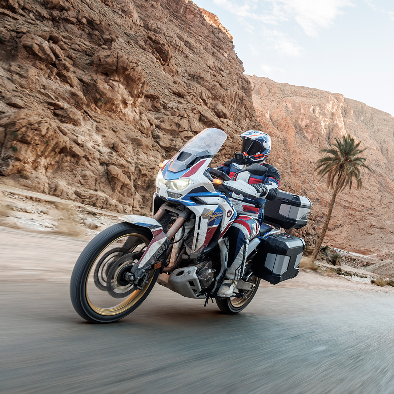 CRF1000 ATAS mit Touring-Zubehör und Fahrer.