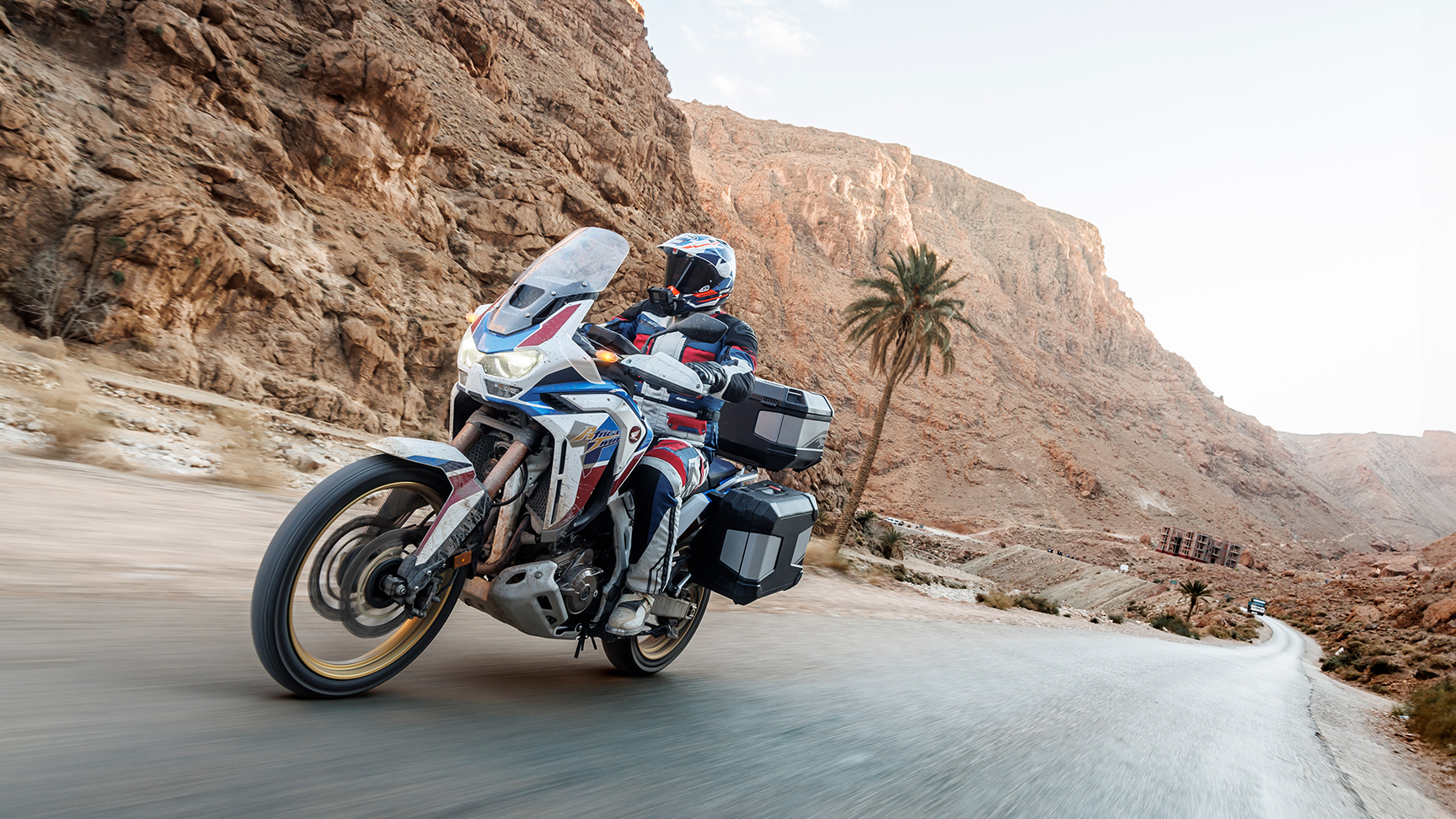 Africa Twin im Gelände mit Touring-Zubehör und Fahrer.