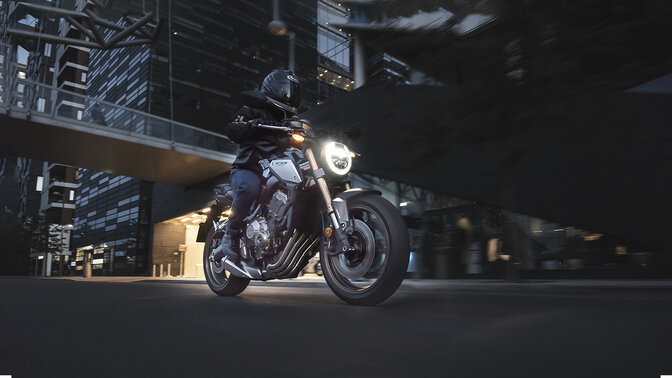 Honda CB650R, 3/4-Frontansicht rechts, auf der Straße