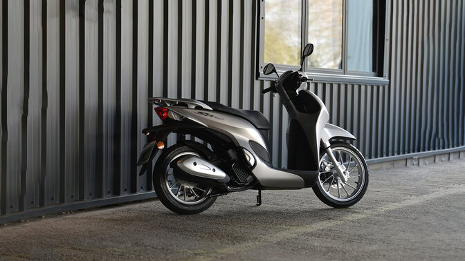 Honda SH Mode 125, 3/4-Heckansicht auf der Straße