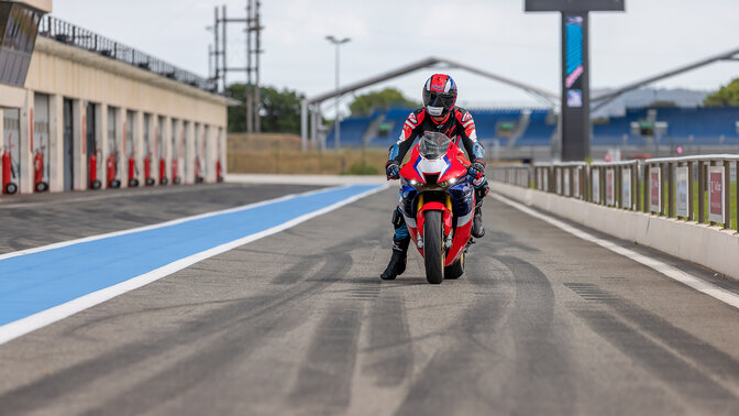 Honda CBR1000RR-R Grand Prix Red, abgestellt auf einer Rennstrecke