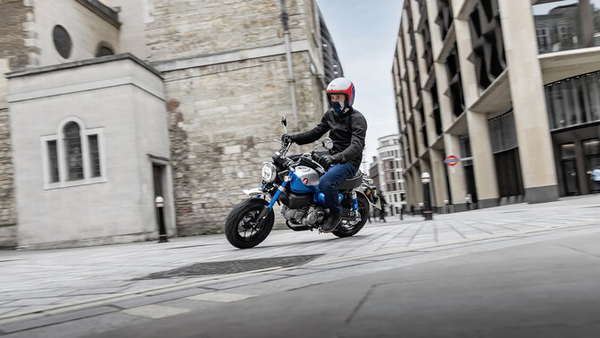 Honda Monkey 125 beim Wenden auf der Straße