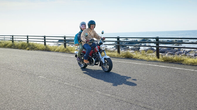 Honda DAX125 auf Küstenstraße