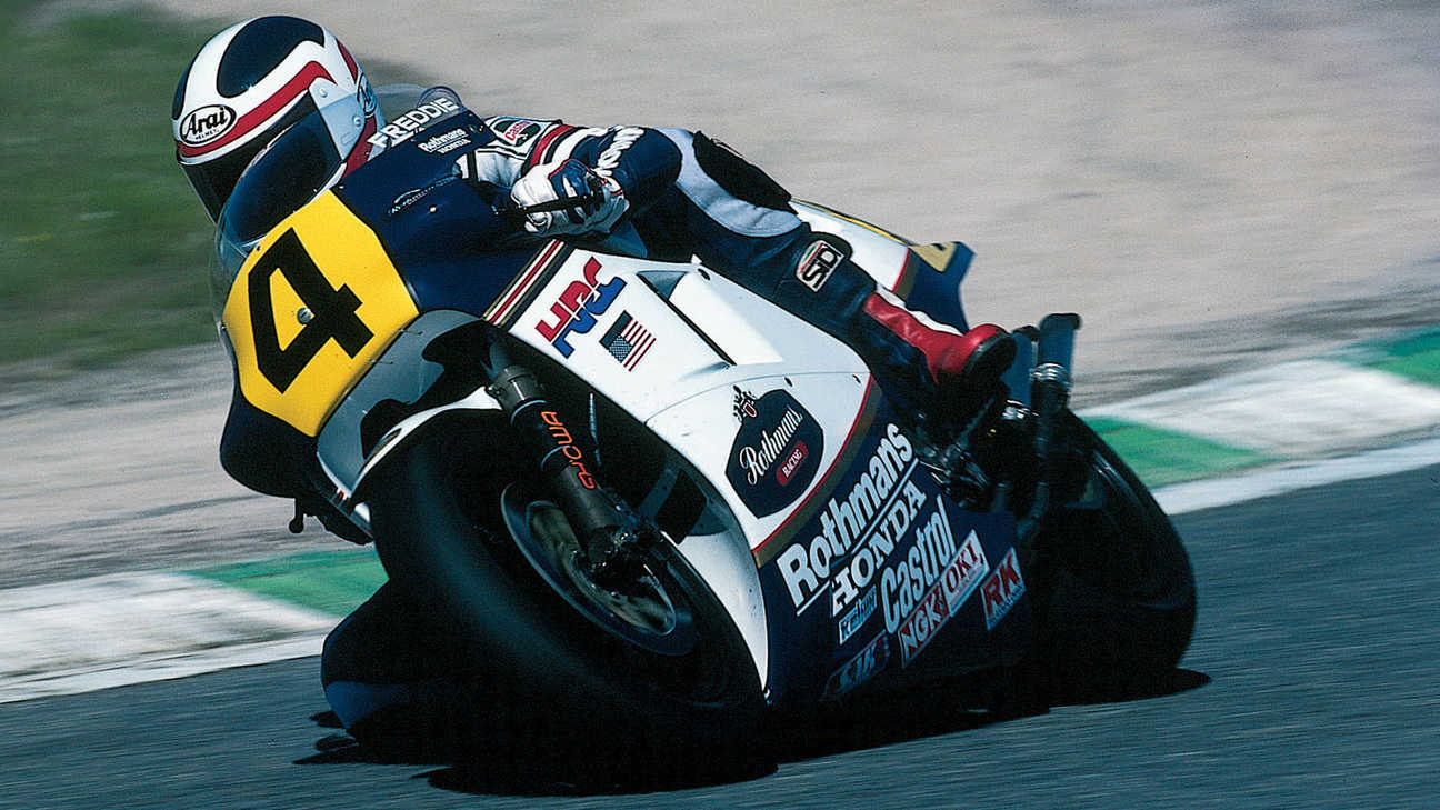 Dreiviertel-Frontansicht einer Honda mit Freddie Spencer auf MotoGP-Strecke.