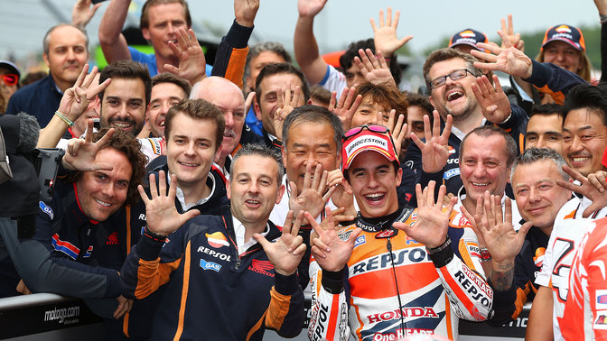 Ein MotoGP-Rennfahrer feiert den Honda Sieg mit dem Team.