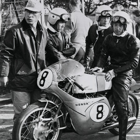 Historisches Bild mit Fahrern in der MotoGP.