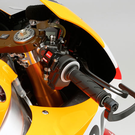 Nahaufnahme der Bedienelemente einer MotoGP Honda Super Sport.