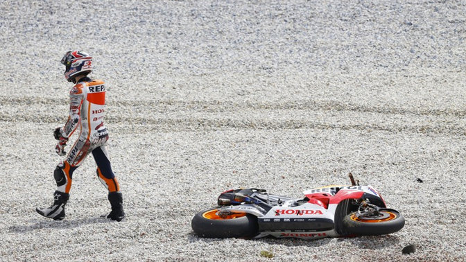 MotoGP-Rennfahrer beim Sturz vom Motorrad.