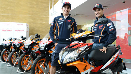 Zwei MotoGP-Rennfahrer mit Honda Motorrädern.