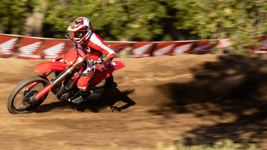 Zwei Fahrer bei Sprüngen mit der Honda CRF450R.