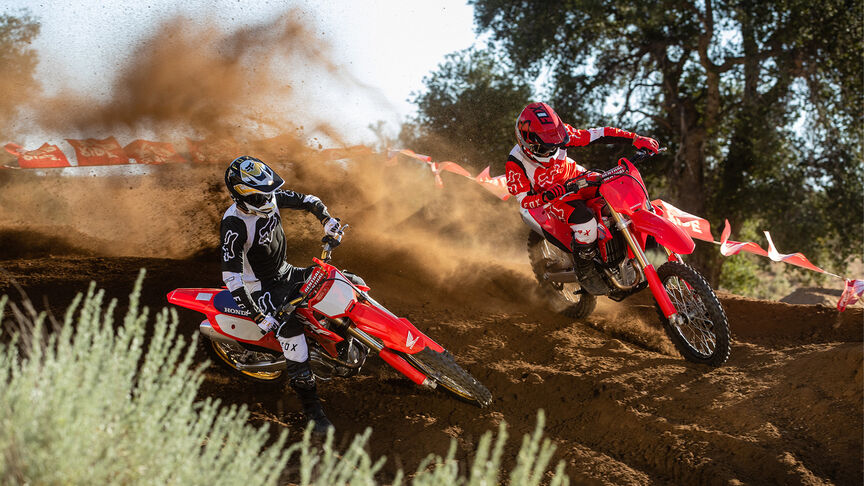 Zwei Fahrer bei Sprüngen mit der Honda CRF450R.