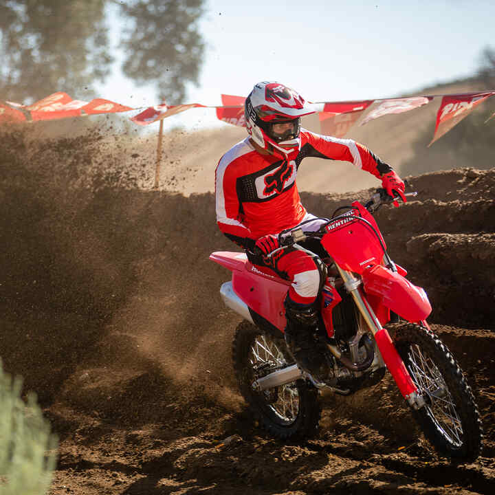 Honda CRF450R im Gelände mit Bergen im Hintergrund.