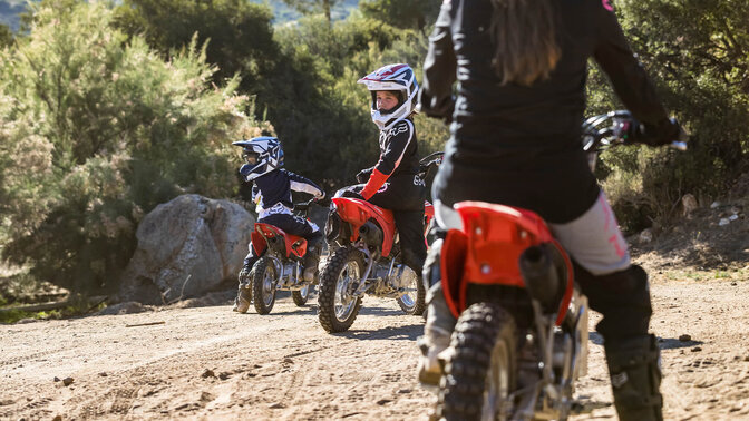Honda CRF110F im Gelände mit jungen Fahrern