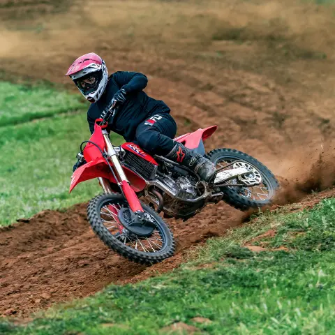 Honda CRF250R dynamisches Bild auf der Strecke mit MX-Fahrer