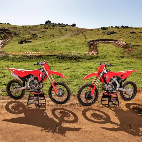 Honda CRF250R, Frontansicht in Bewegung mit Motocross-Fahrer auf der Strecke
