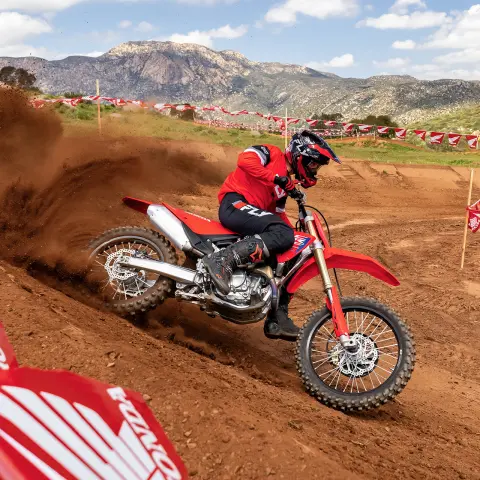Honda CRF450R auf der Strecke mit Motorcross-Fahrer