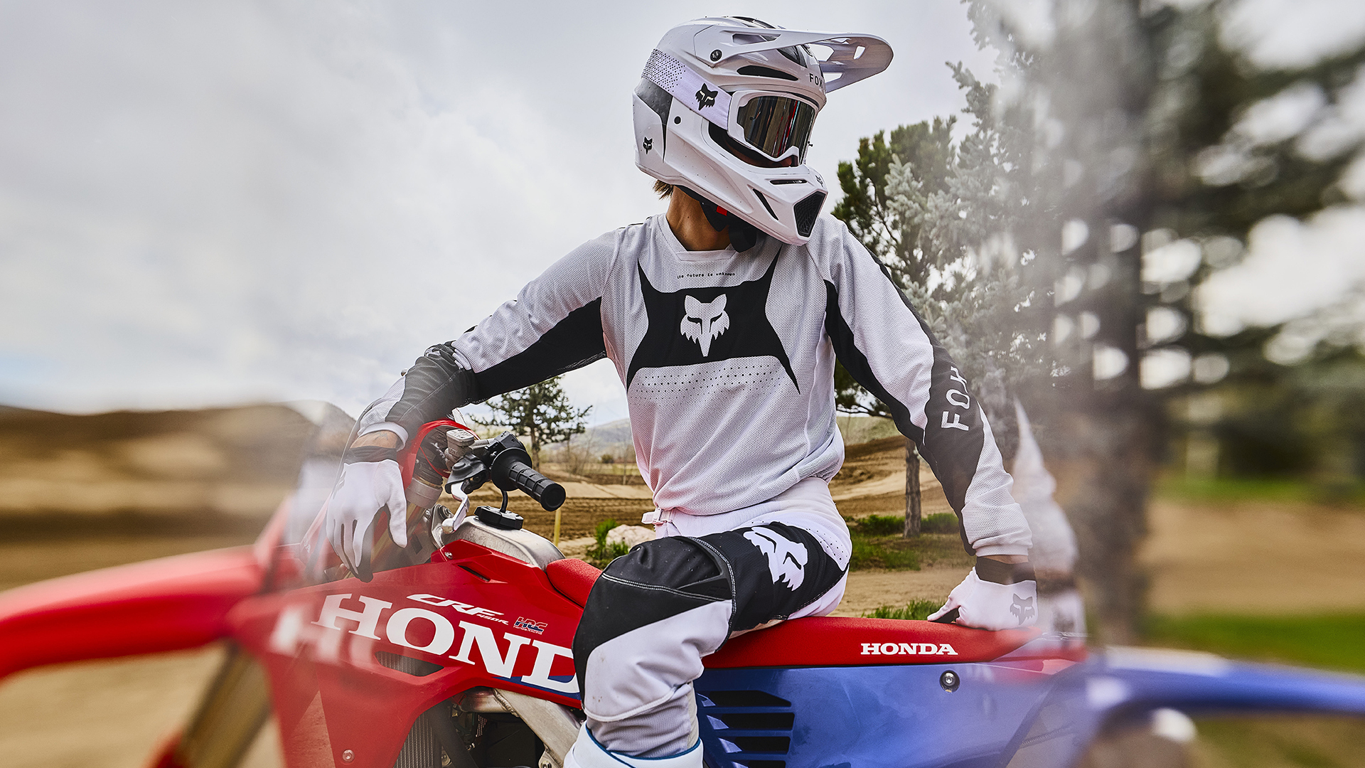 CRF450R auf der Strecke mit Motocross-Fahrer.