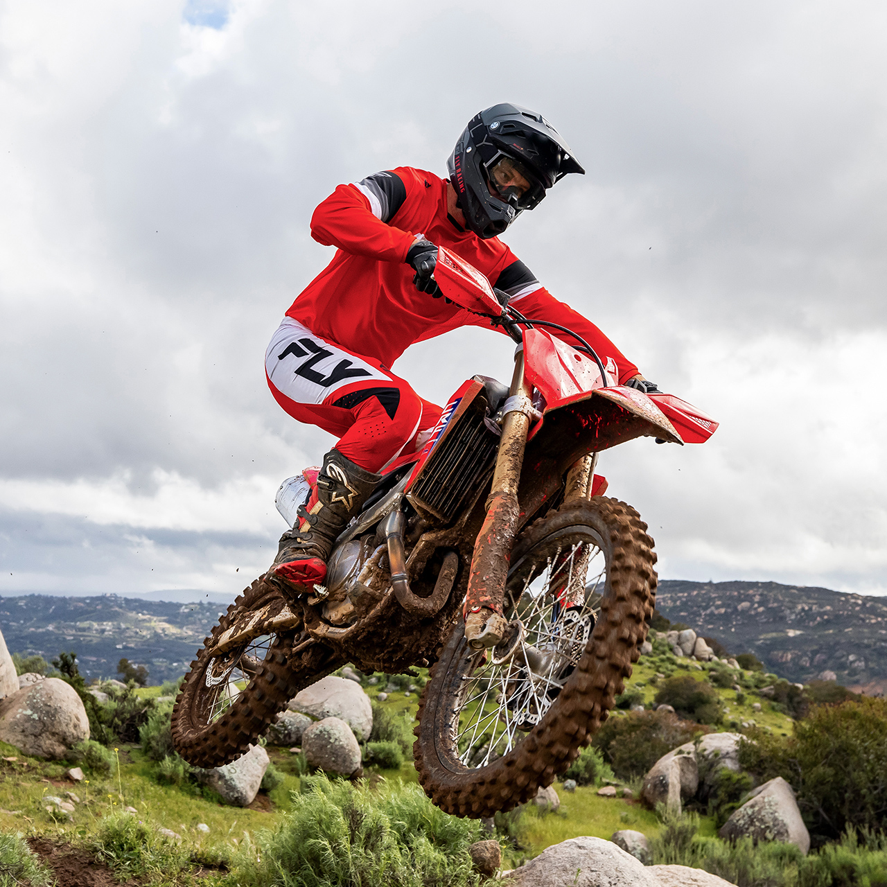 CRF450R auf der Strecke mit Motocross-Fahrer.
