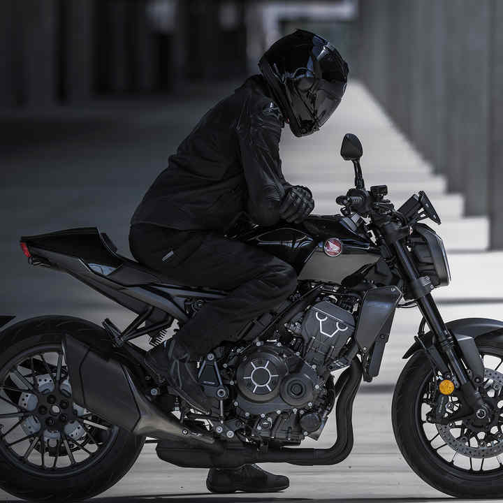 Honda CB1000R Black Edition, stehend, rechte Seite, mit Fahrer