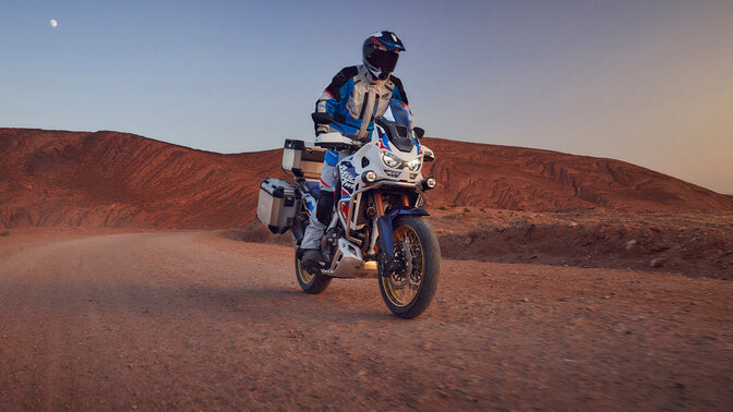 Honda Bekleidung, Model mit Hoodie auf einem Motorrad