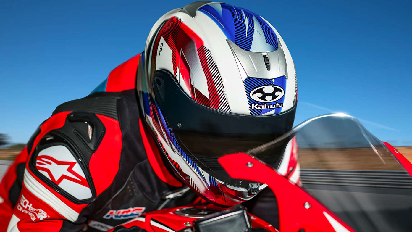 Helm Honda Kabuto, Aeroblade V – Go – aufgesetzt, 3/4-Frontansicht rechts, Nahaufnahme vom Kopf eines Motorradfahrers