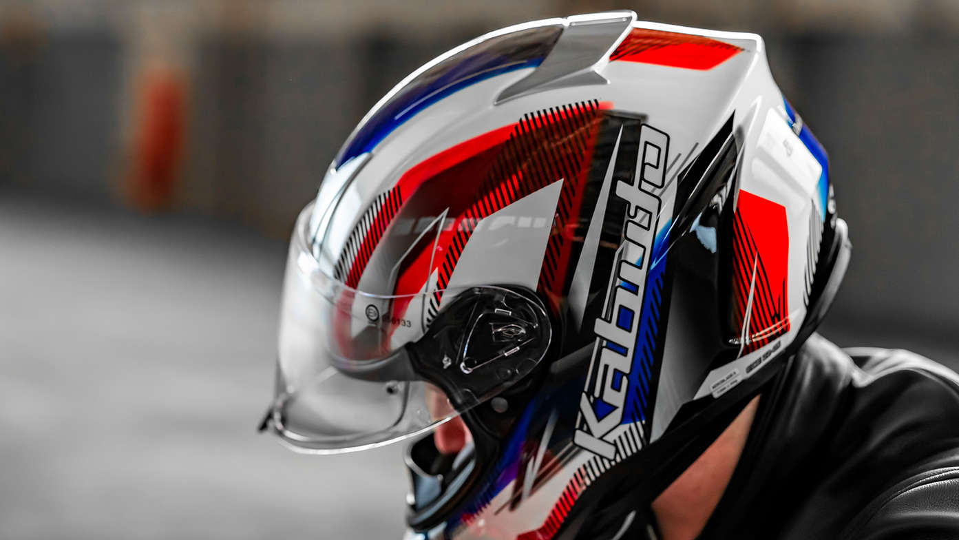 Helm Honda Kabuto, Aeroblade V – Go White Blue Red – CBR650, linke Seite, auf dem Kopf eines Motorradfahrers