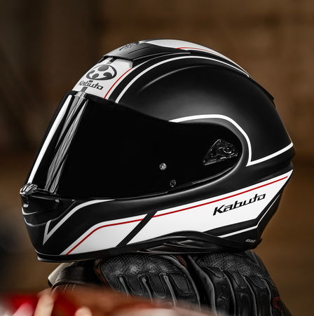 Helm Honda Kabuto, Aeroblade V – Smart Flat Black White, linke Seite, auf einem Motorradsitz