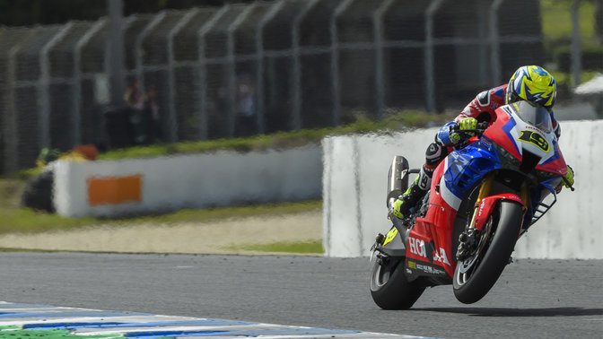 3/4-Frontansicht der Honda WSBK Fireblade während des Rennens.