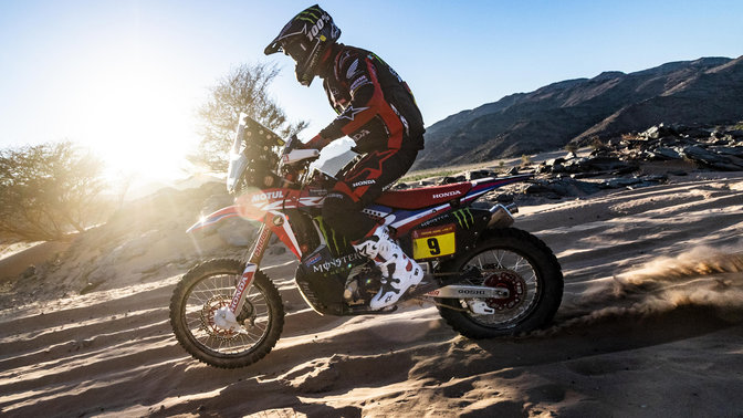 Honda CRF450 auf der Fahrt durch Sanddünen, linke Seite.