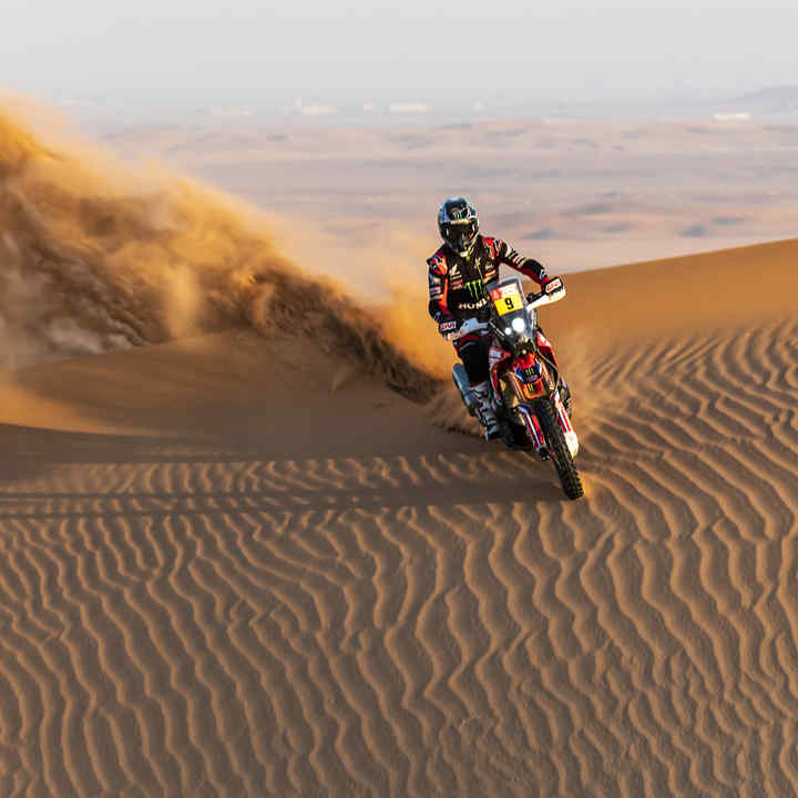Honda Dakar-Fahrer in den Sand-Dünen
 
