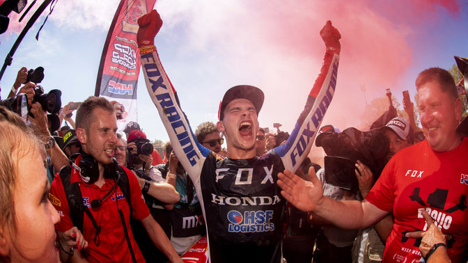 Honda MXGP-Fahrer feiern einen Rennsieg.