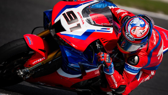 3/4-Frontansicht einer Honda Fireblade in einem WSBK-Rennen.