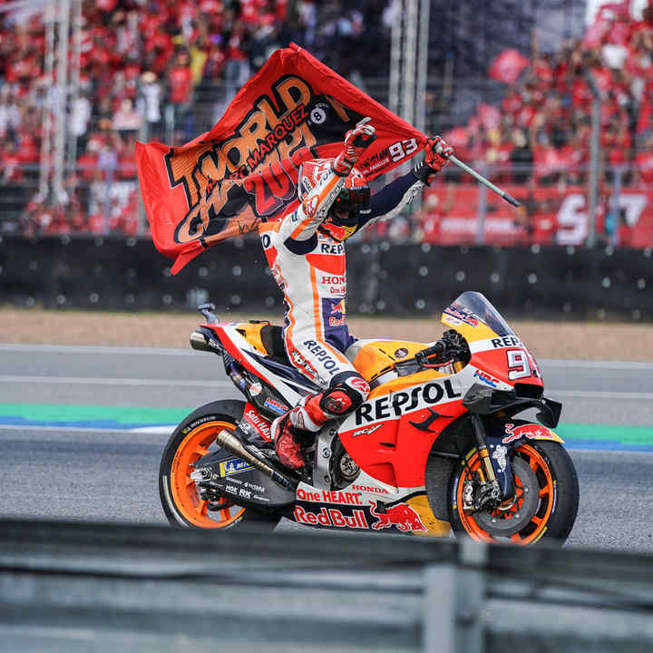 Honda MotoGP-Fahrer Marc Marquez feiert einen Sieg auf einer Fireblade.