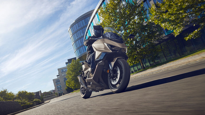 Forza 750 – Frontansicht im Dreiviertelprofil in Bewegung 