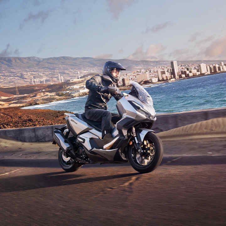 Honda ADV350 mit langen Federwegen und Blockprofilreifen