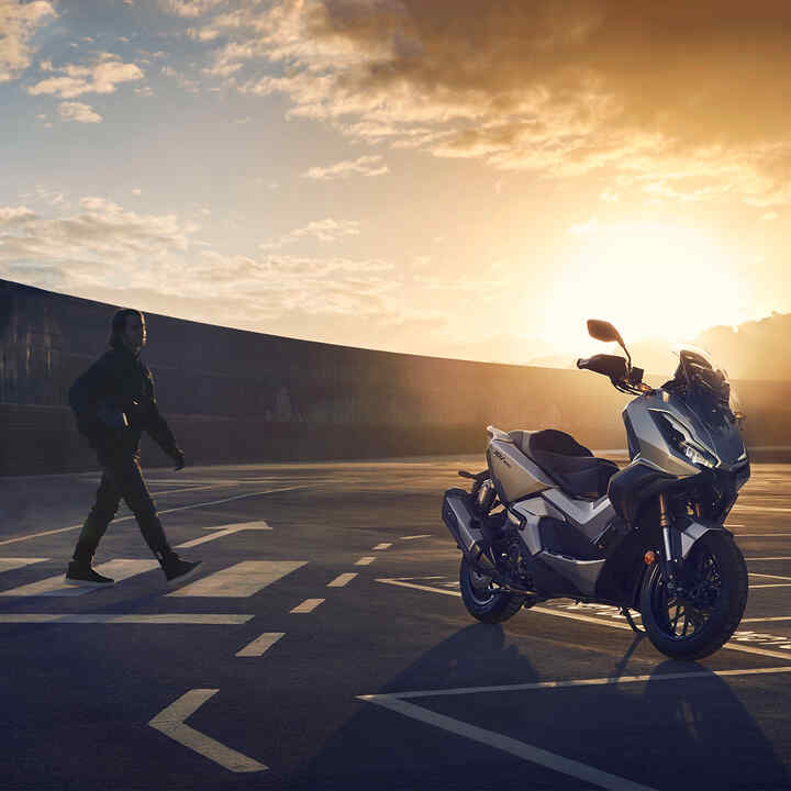 Honda ADV350 mit sportlicher Motorleistung und robustem und geschmeidigem Fahrwerk