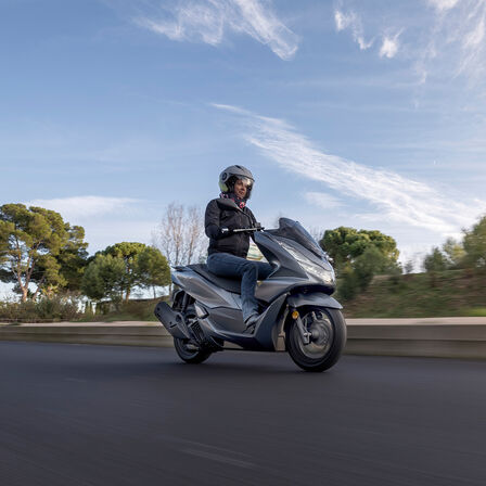 Honda PCX125, 3/4-Frontansicht auf der Straße