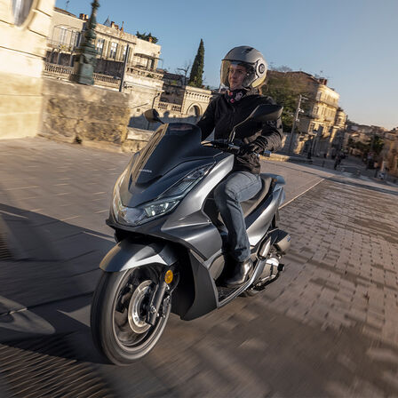 Honda PCX125 in der Stadt
