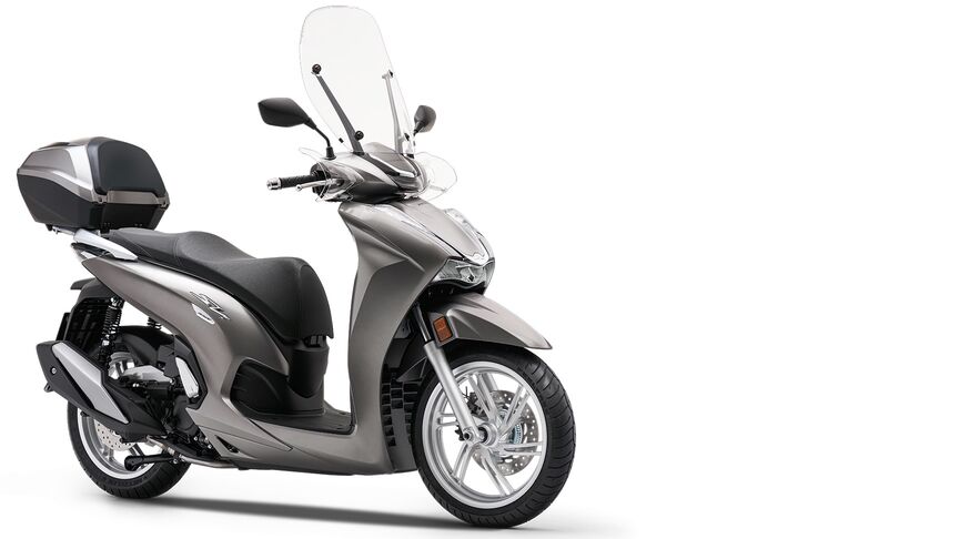 Dreiviertel-Frontansicht des Honda SH300i mit Top Case und Windschild.
