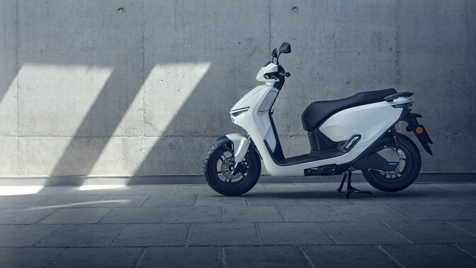 Honda CUV e, abgestellt in einer Garage.