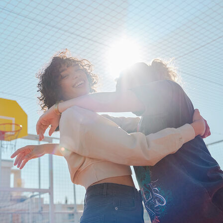 Zwei Models im Sonnenlicht auf dem EM1 e:  Fotoshooting