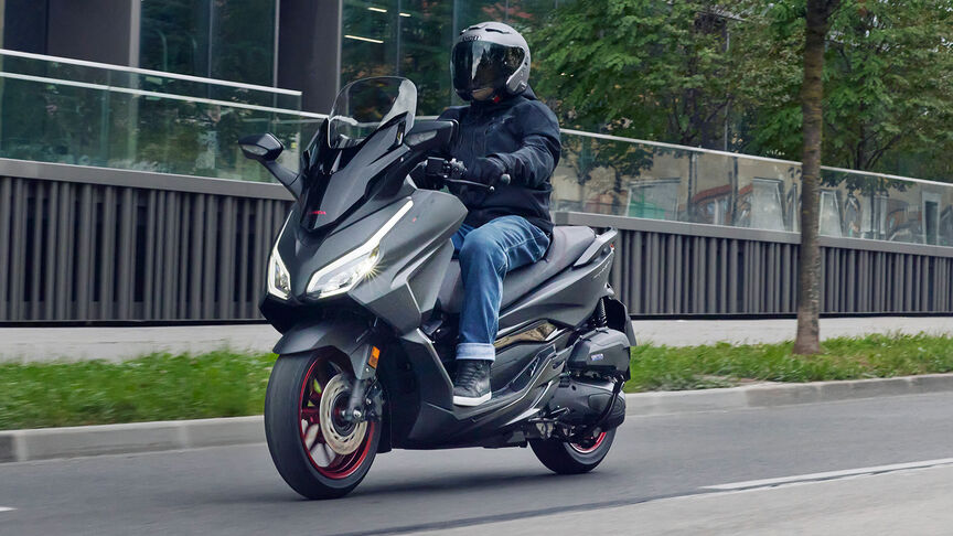 Honda Forza 125 in Aktion auf der Straße.