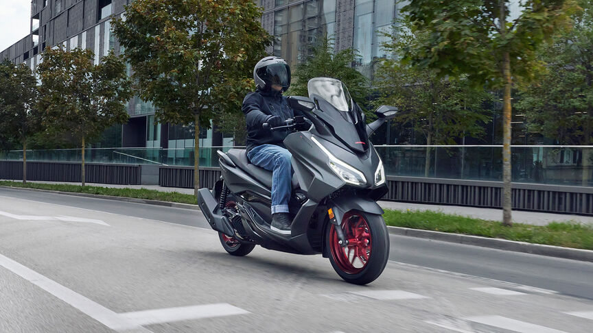 Honda Forza 125 in Aktion auf der Straße.